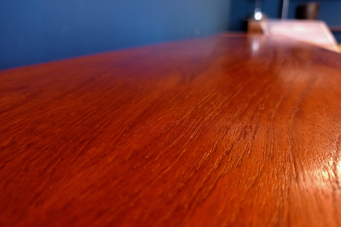 Dettaglio piano highboard danese in legno di teak risalente agli anni '60. Mobile credenza con 3 ante e due cassetti interni, di manifattura danese. 