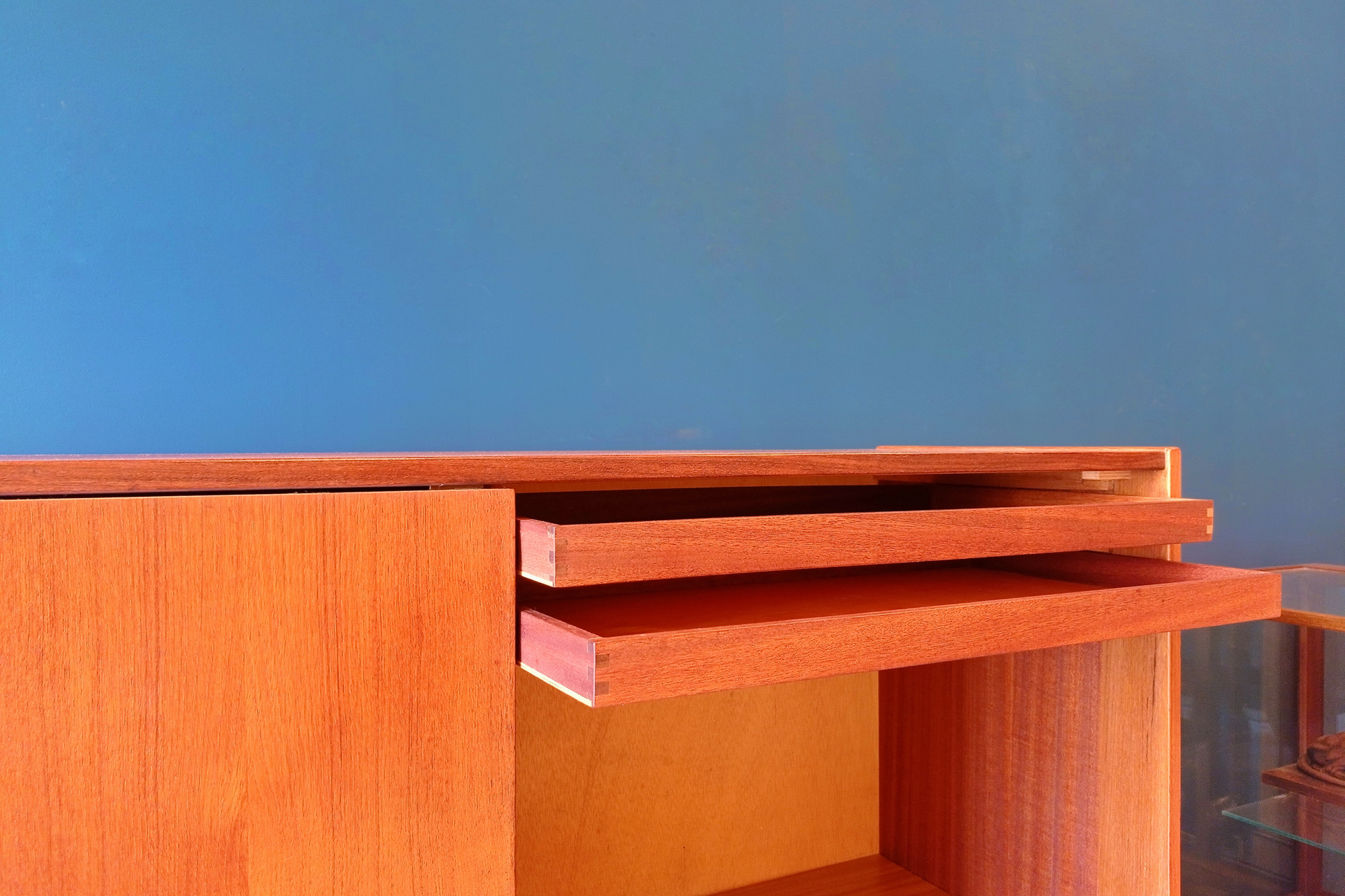 Dettaglio cassetti interni highboard danese in legno di teak risalente agli anni '60. Mobile credenza con 3 ante e due cassetti interni, di manifattura danese. 