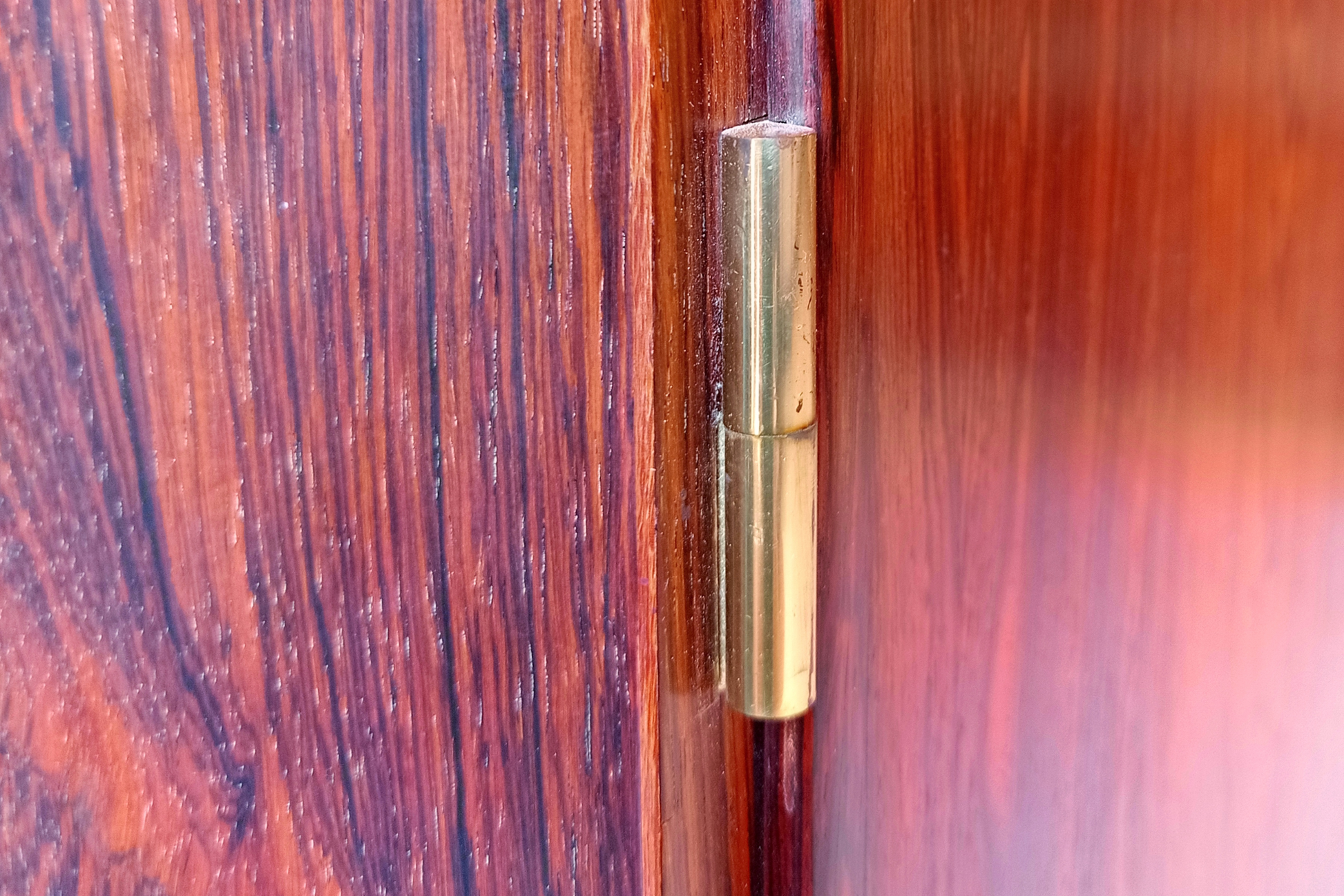 Dettaglio cerniera sideboard danese in legno di palissandro risalente agli anni '60. Mobile credenza con 2 ante a battente e scaffalatura interna.
