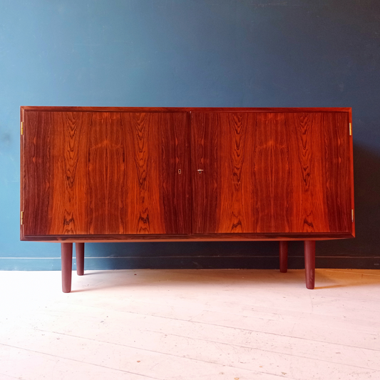 Sideboard danese in legno di palissandro risalente agli anni '60. Mobile credenza con 2 ante a battente e scaffalatura interna.