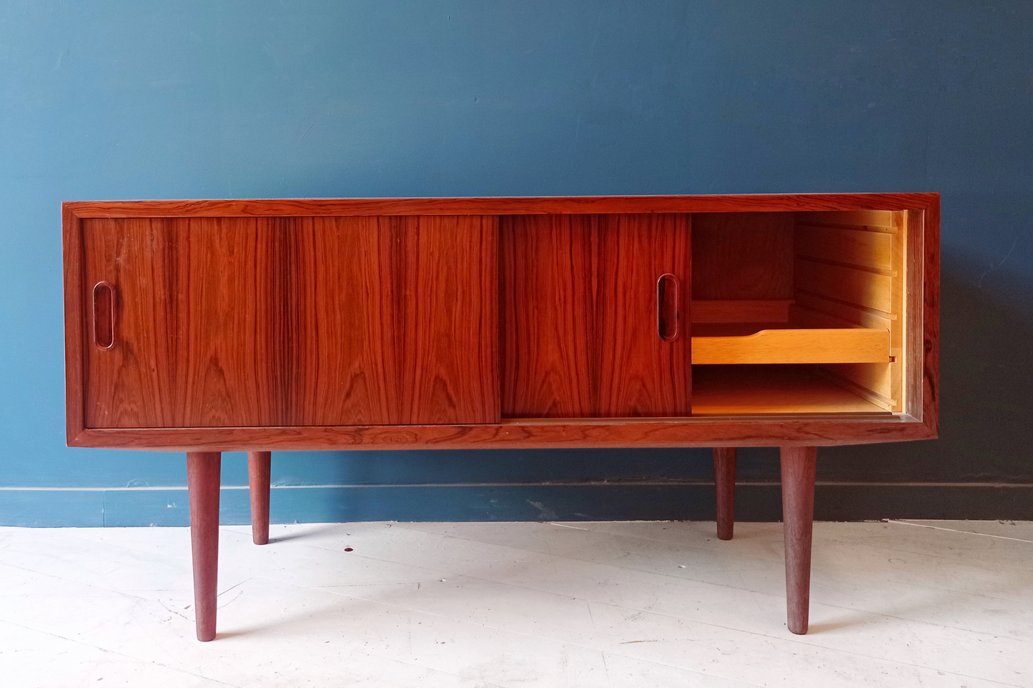 Dettaglio interno piccolo sideboard danese in legno di palissandro risalente agli anni '60. Mobile credenza con 2 ante scorrevoli. 