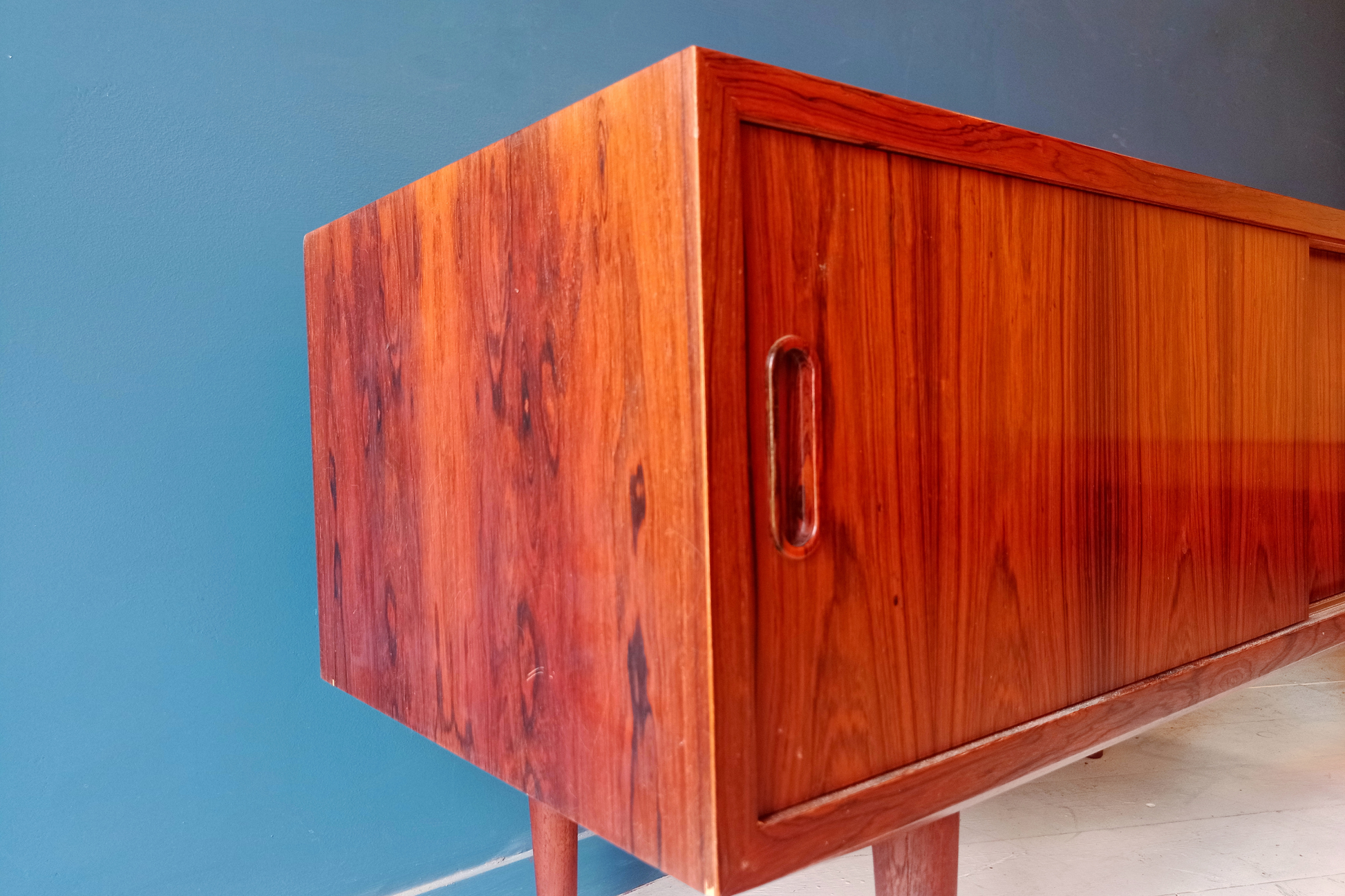 Dettaglio maniglia piccolo sideboard danese in legno di palissandro risalente agli anni '60. Mobile credenza con 2 ante scorrevoli. 