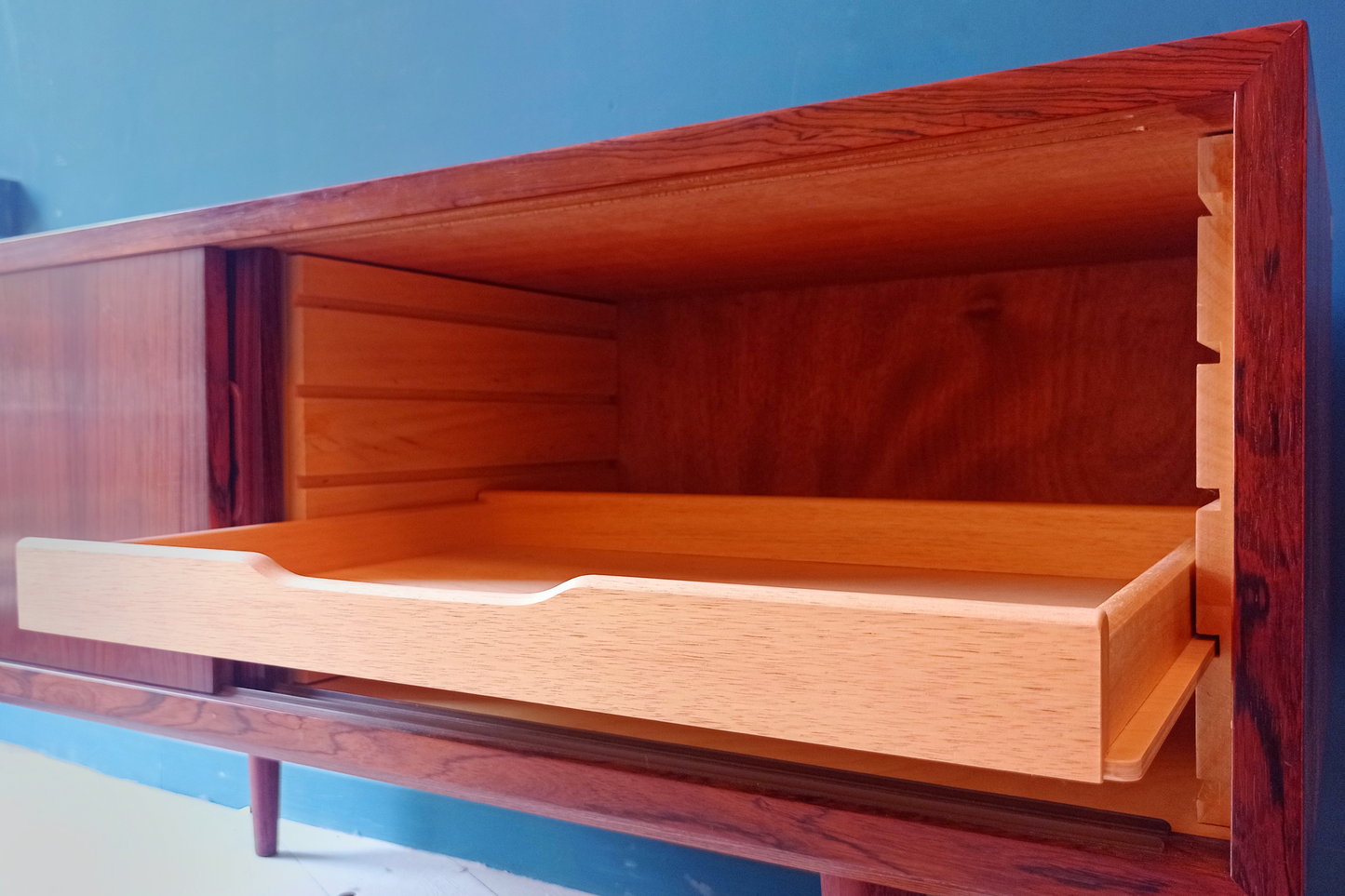Dettaglio interno piccolo sideboard danese in legno di palissandro risalente agli anni '60. Mobile credenza con 2 ante scorrevoli. 