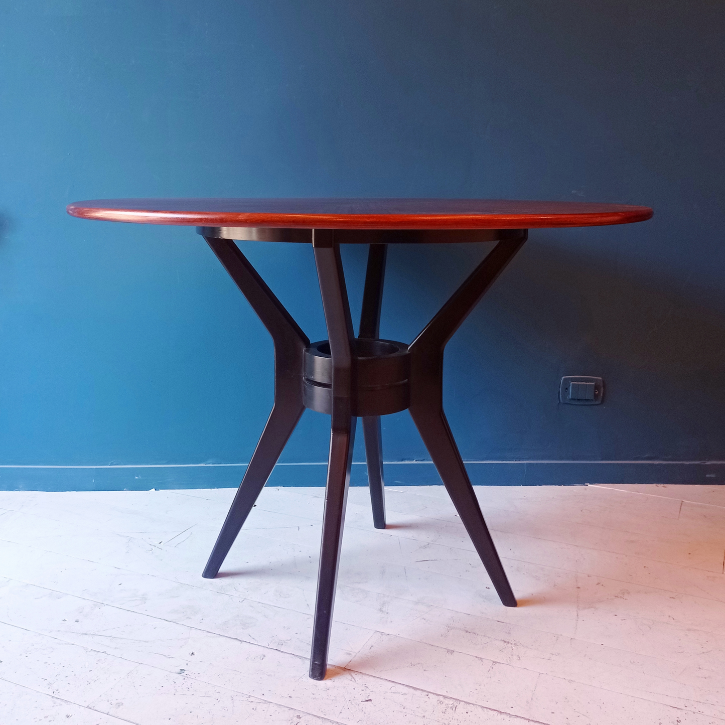 Tavolo da pranzo tondo vintage in legno rigatino di mogano con gambe ebanizzate, risalente agli anni '50. 