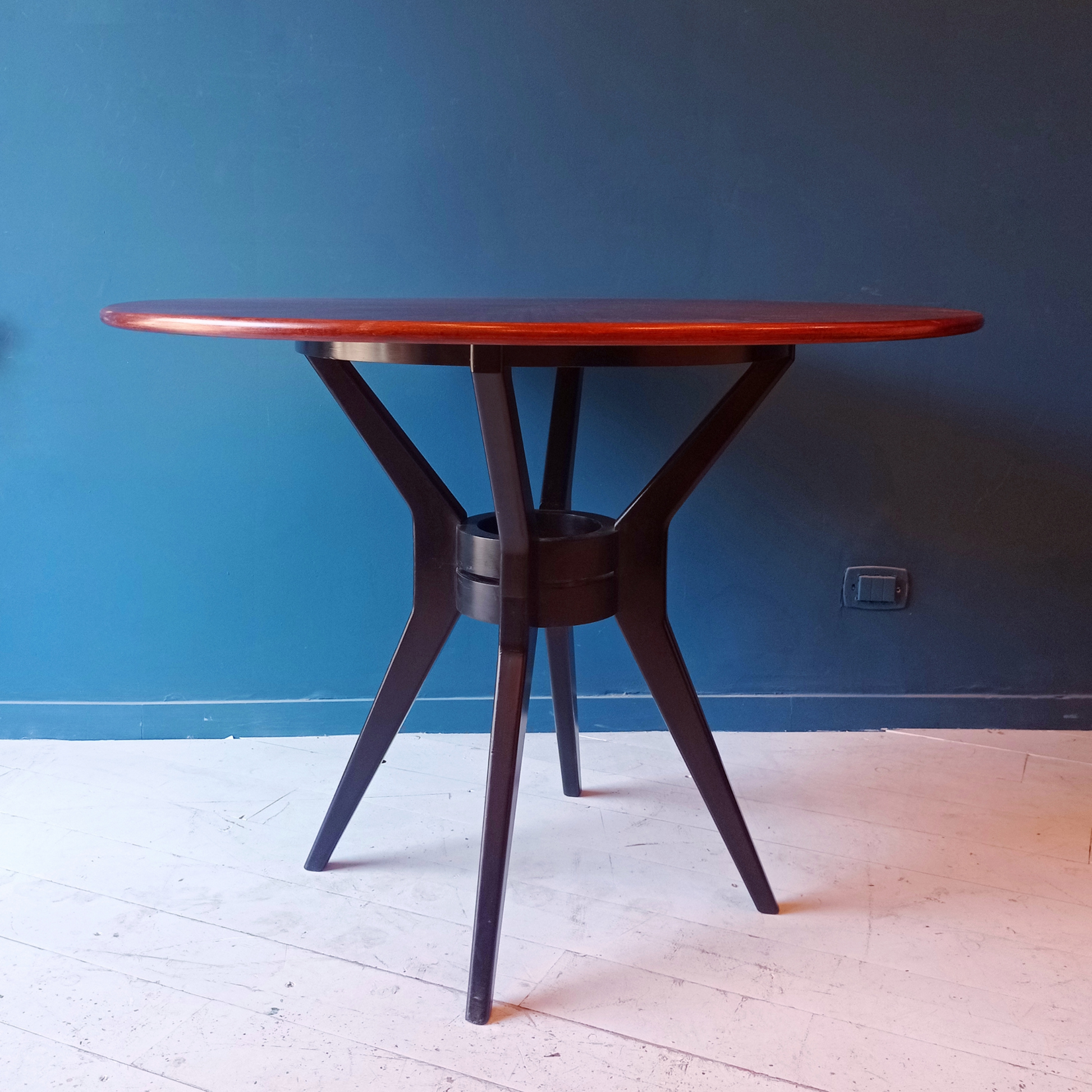 Tavolo da pranzo tondo vintage in legno rigatino di mogano con gambe ebanizzate, risalente agli anni '50. 
