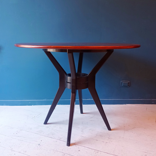 Tavolo da pranzo tondo vintage in legno rigatino di mogano con gambe ebanizzate, risalente agli anni '50. 